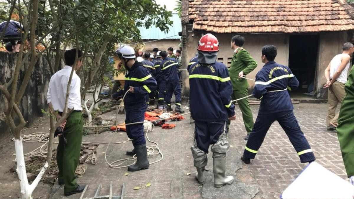 'Thót tim' với màn giải cứu người đàn ông rơi xuống giếng sâu 25m, miệng giếng nhỏ hẹp Ảnh 1