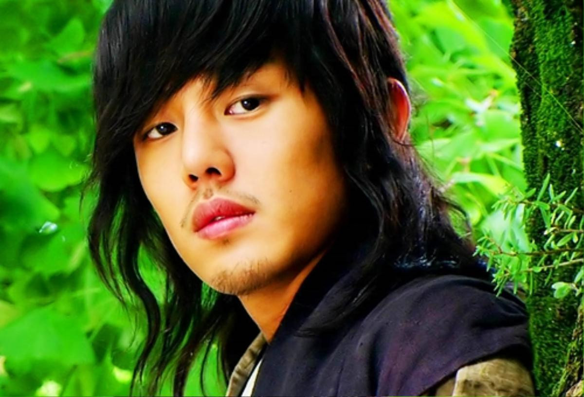 'Ngựa điên' Yoo Ah In: Ảnh đế trẻ tuổi nhất điện ảnh Hàn, nhiều lần công khai tình cảm với Song Hye Kyo Ảnh 2