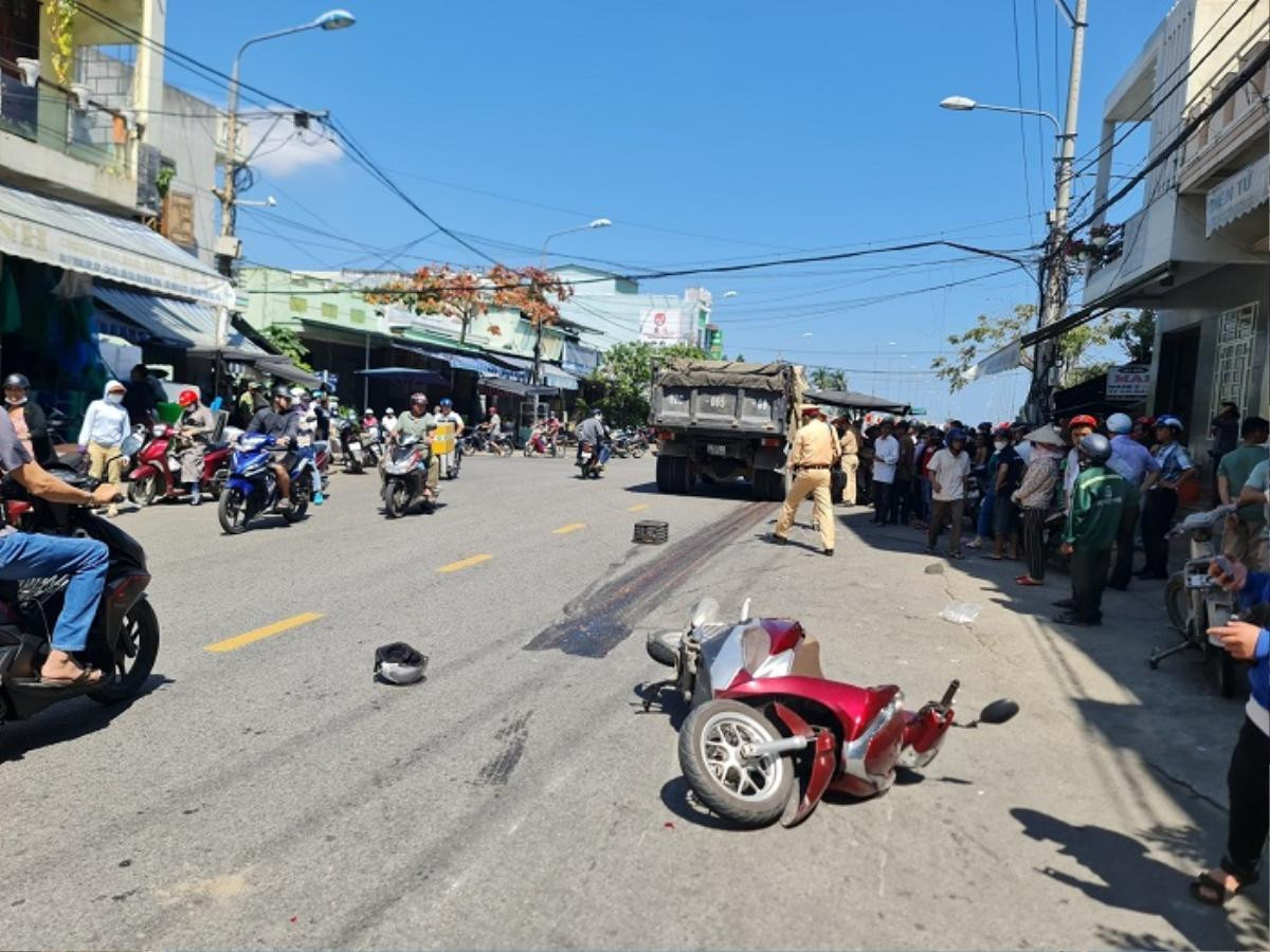 Phút trước còn chở con trai trên xe, phút sau người mẹ đã mất con mãi mãi vì tai nạn bất ngờ Ảnh 1