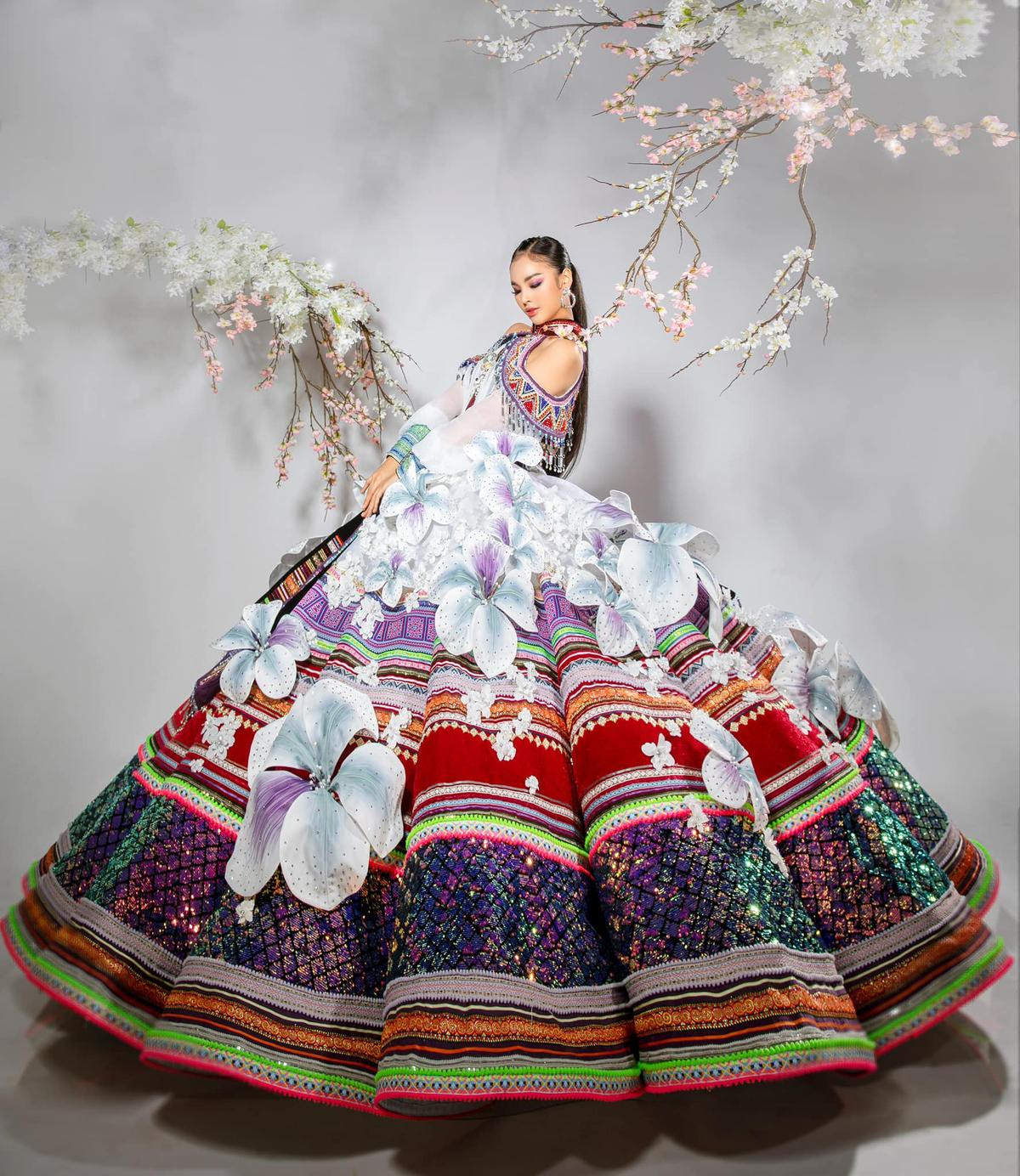 National Costume của Quỳnh Nga lỡ hẹn tại Miss Charm: 'Bánh tráng' phải gọi bằng chị vì quá đỉnh Ảnh 3