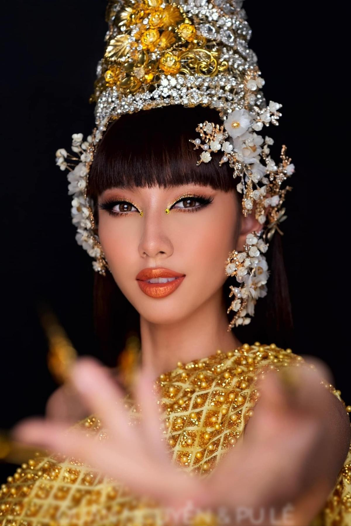 'Á hậu đẹp nhất' Miss Universe diện đồ truyền thống Thái Lan: Có vượt mặt được Hoa hậu Thùy Tiên? Ảnh 4