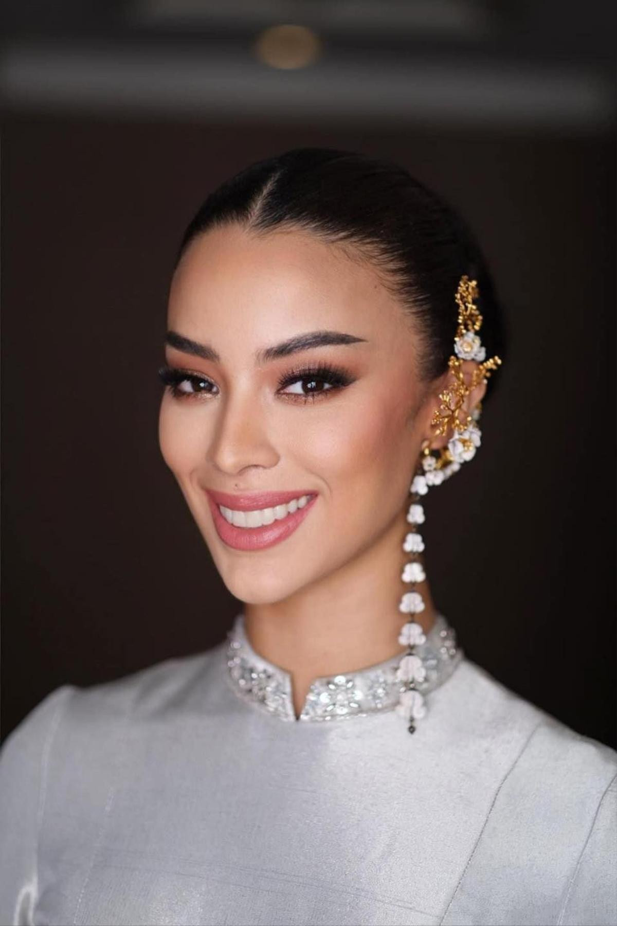 'Á hậu đẹp nhất' Miss Universe diện đồ truyền thống Thái Lan: Có vượt mặt được Hoa hậu Thùy Tiên? Ảnh 1