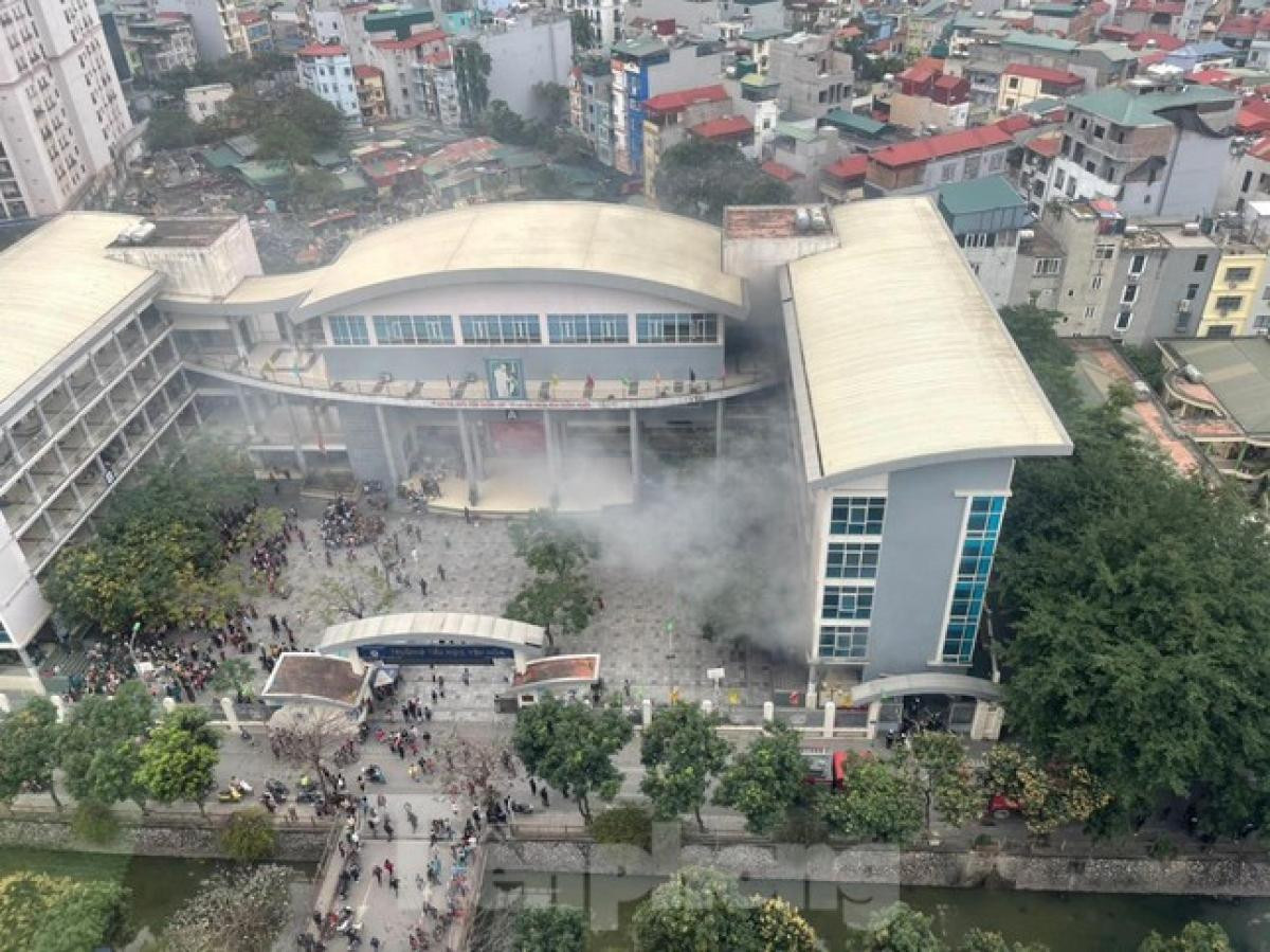 Hà Nội: Cháy trường tiểu học Yên Hòa giờ nghỉ trưa, hàng trăm học sinh hoảng loạn tháo chạy Ảnh 2