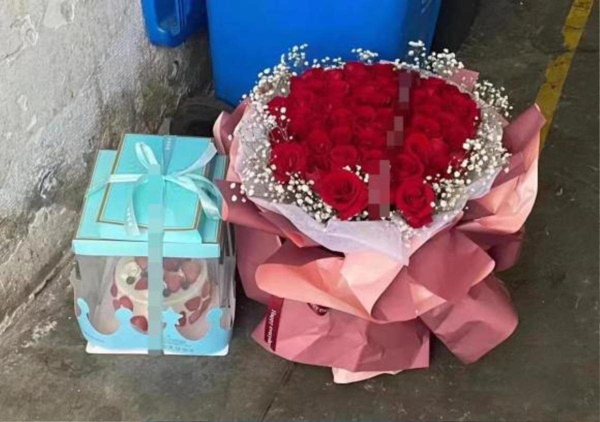 'Số phận hẩm hiu' của những bó hoa hậu Valentine: Đẹp đến mấy cũng nằm trong thùng rác mà thôi! Ảnh 5