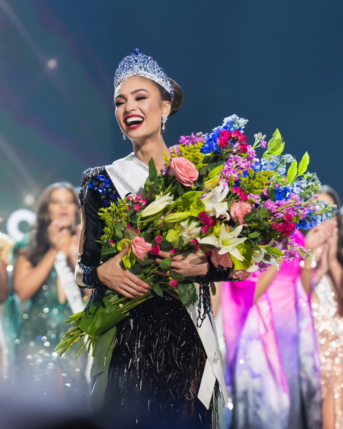 Đăng quang chưa lâu, Miss Universe 2022 kêu gọi 'sương sương' vài triệu đô để từ thiện Ảnh 4