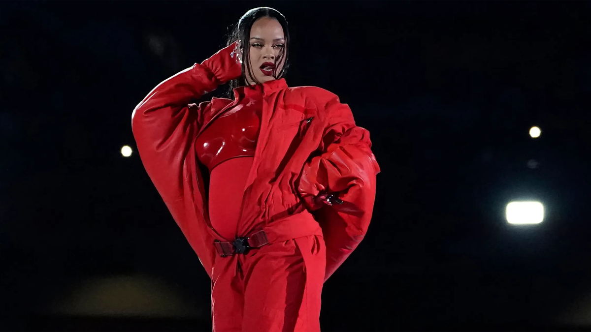 Trước Rihanna, 1 nữ ca sĩ Vpop cũng vác bụng bầu 5 tháng đi hát: Đi giày cao gót, nhảy 'đùng đùng'! Ảnh 1