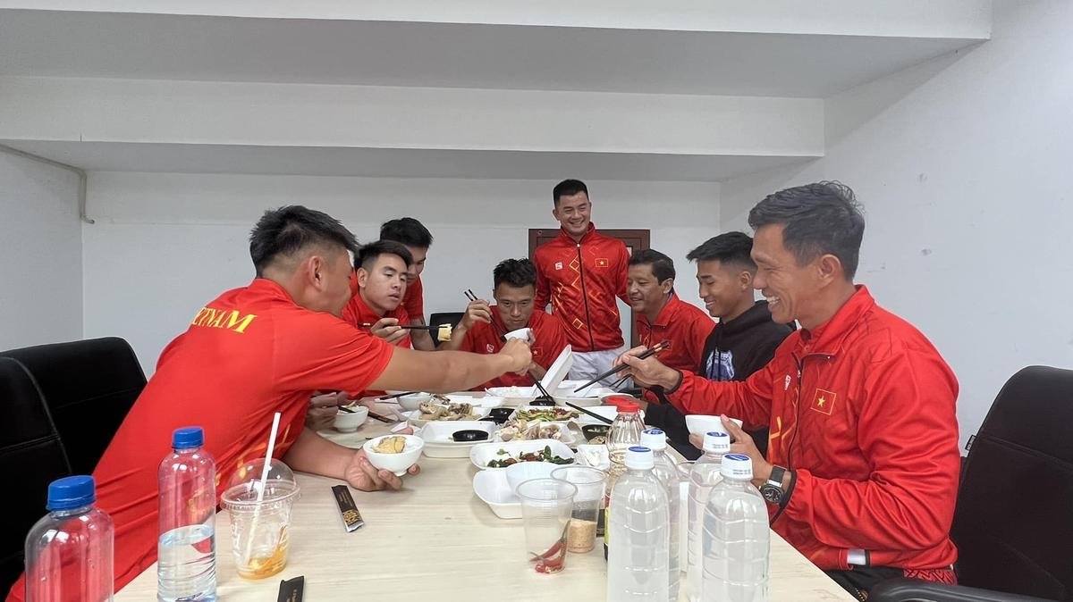 'VĐV triệu đô' Lý Hoàng Nam bỏ SEA Games 32 và nỗi buồn bữa cơm hộp ở chợ Ảnh 2