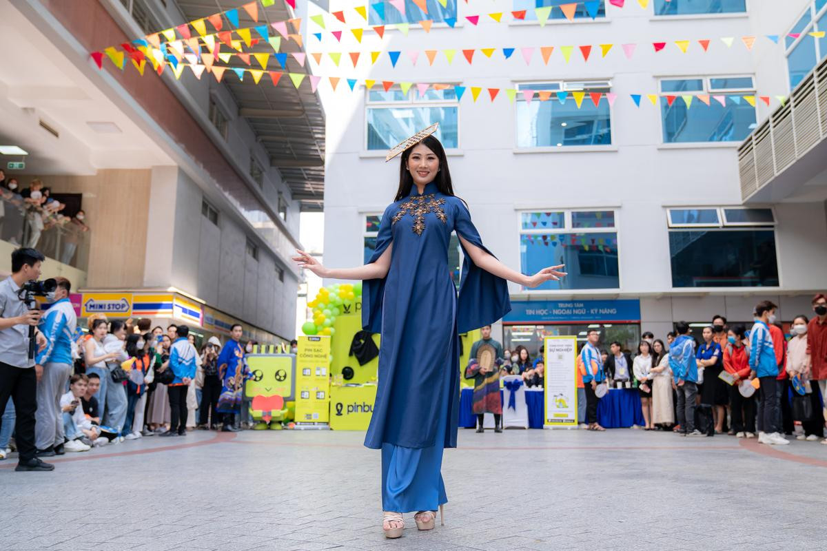 Top 20 Miss HUTECH 2023 thướt tha, duyên dáng trong BST Áo dài 'Việt Nam tươi đẹp' của NTK Việt Hùng Ảnh 8