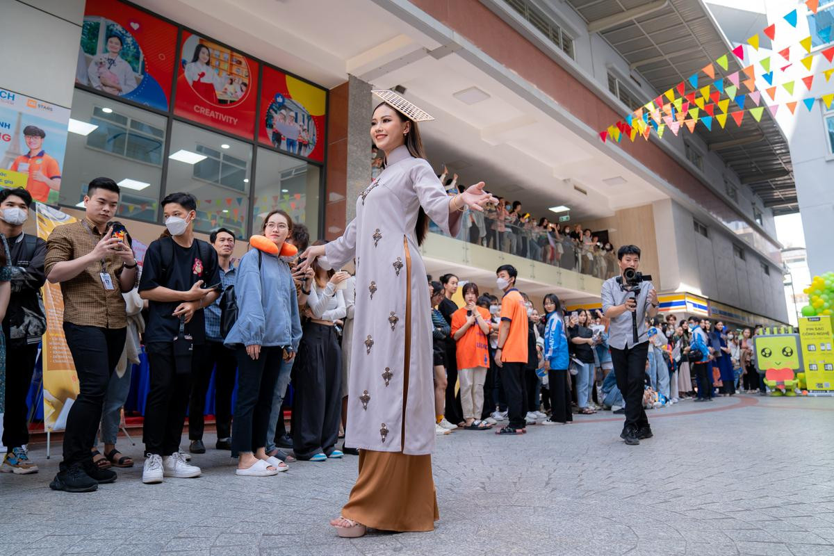 Top 20 Miss HUTECH 2023 thướt tha, duyên dáng trong BST Áo dài 'Việt Nam tươi đẹp' của NTK Việt Hùng Ảnh 23