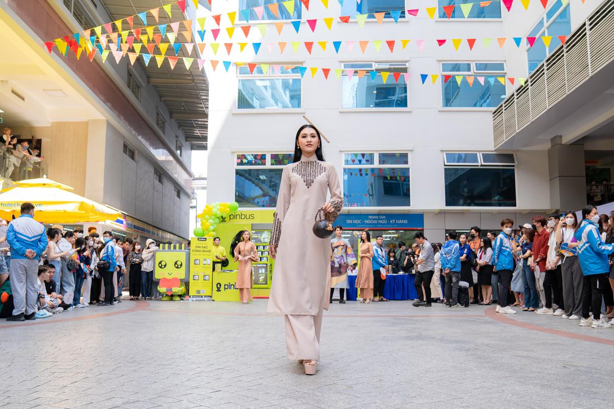 Top 20 Miss HUTECH 2023 thướt tha, duyên dáng trong BST Áo dài 'Việt Nam tươi đẹp' của NTK Việt Hùng Ảnh 7