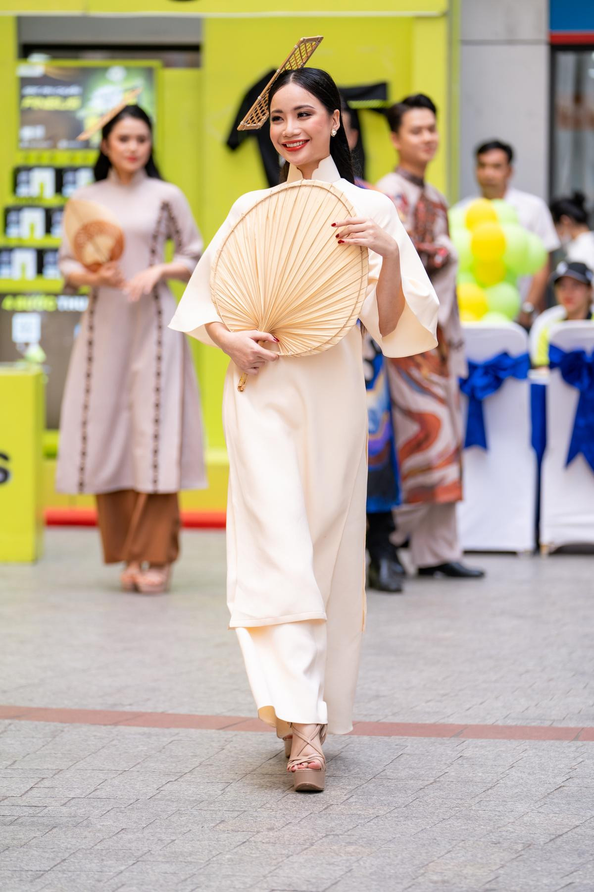 Top 20 Miss HUTECH 2023 thướt tha, duyên dáng trong BST Áo dài 'Việt Nam tươi đẹp' của NTK Việt Hùng Ảnh 20