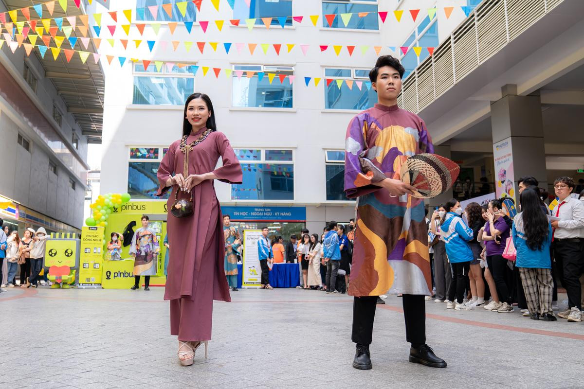 Top 20 Miss HUTECH 2023 thướt tha, duyên dáng trong BST Áo dài 'Việt Nam tươi đẹp' của NTK Việt Hùng Ảnh 5