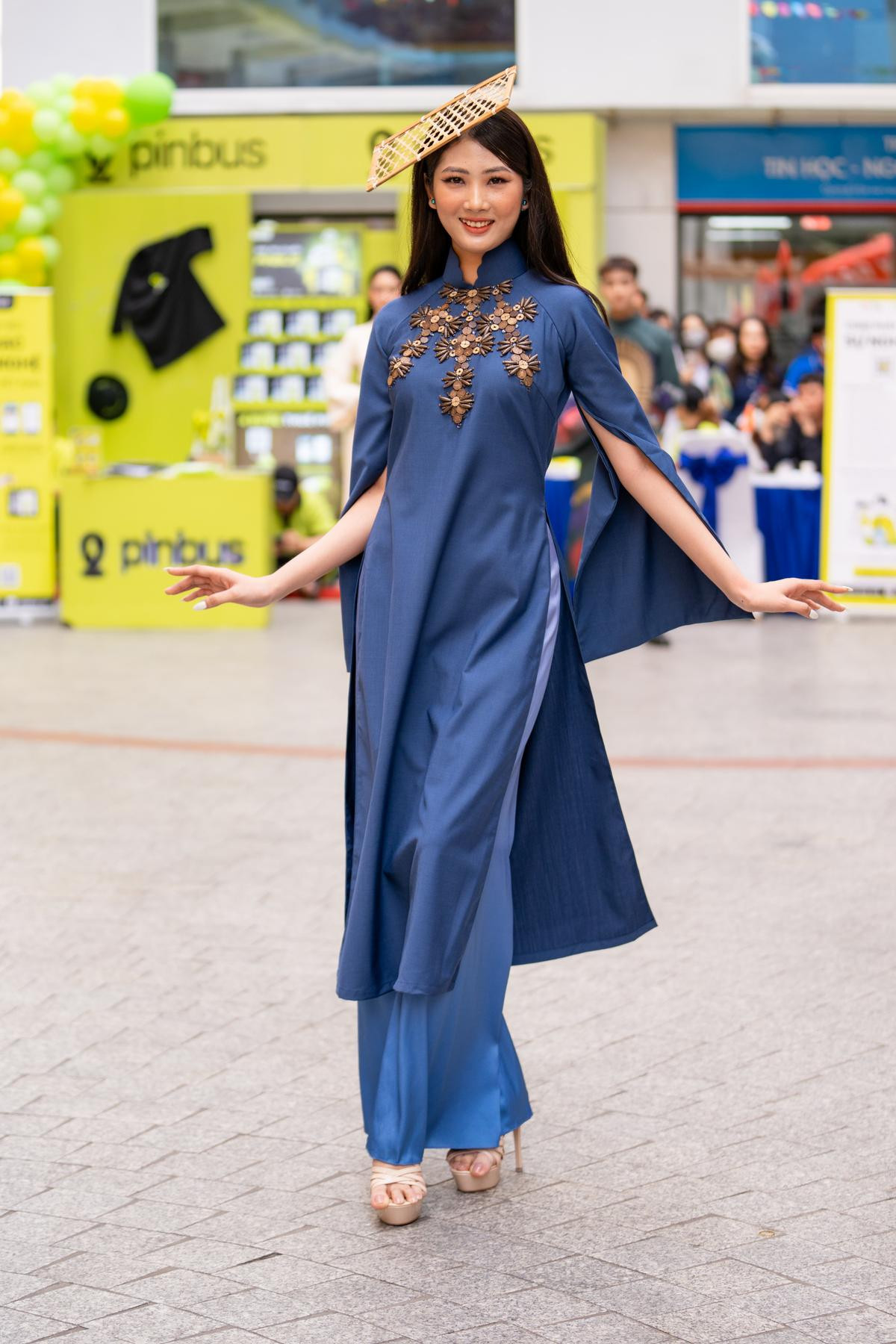 Top 20 Miss HUTECH 2023 thướt tha, duyên dáng trong BST Áo dài 'Việt Nam tươi đẹp' của NTK Việt Hùng Ảnh 17