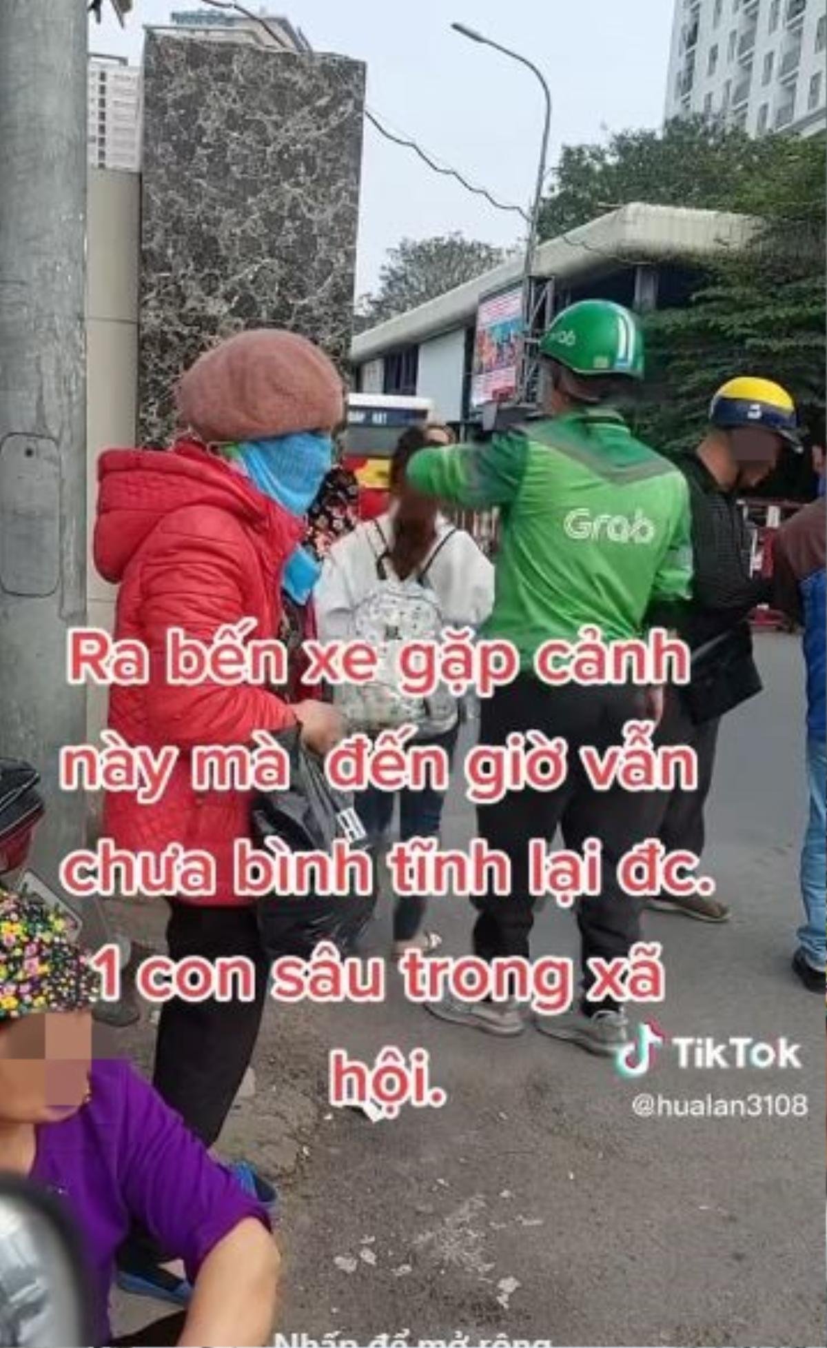 Dân mạng phẫn nộ thanh niên mặc áo xe ôm công nghệ cả gan đưa tay đụng chạm vòng 1 nữ sinh ở bến xe Ảnh 2