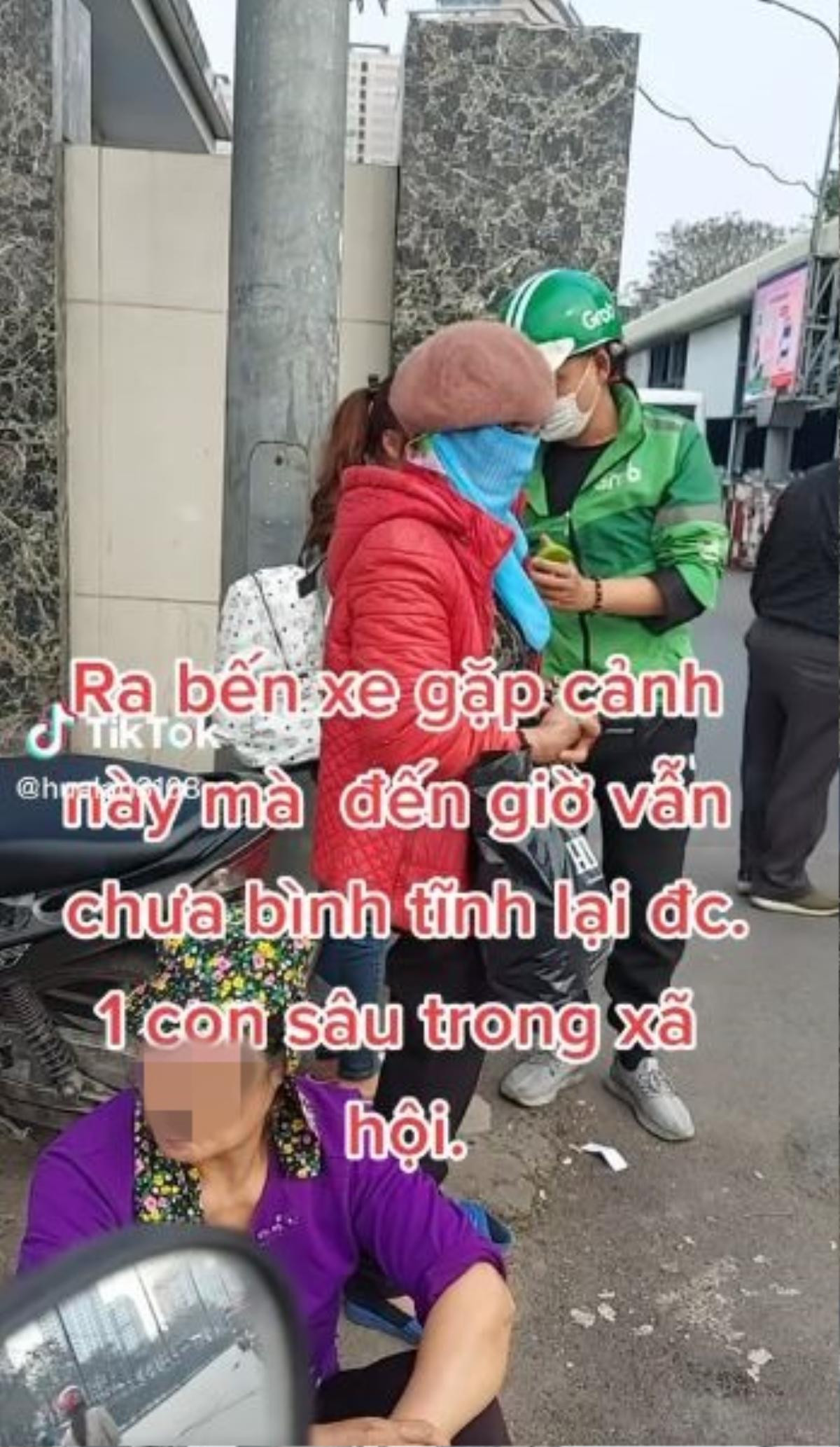 Dân mạng phẫn nộ thanh niên mặc áo xe ôm công nghệ cả gan đưa tay đụng chạm vòng 1 nữ sinh ở bến xe Ảnh 1