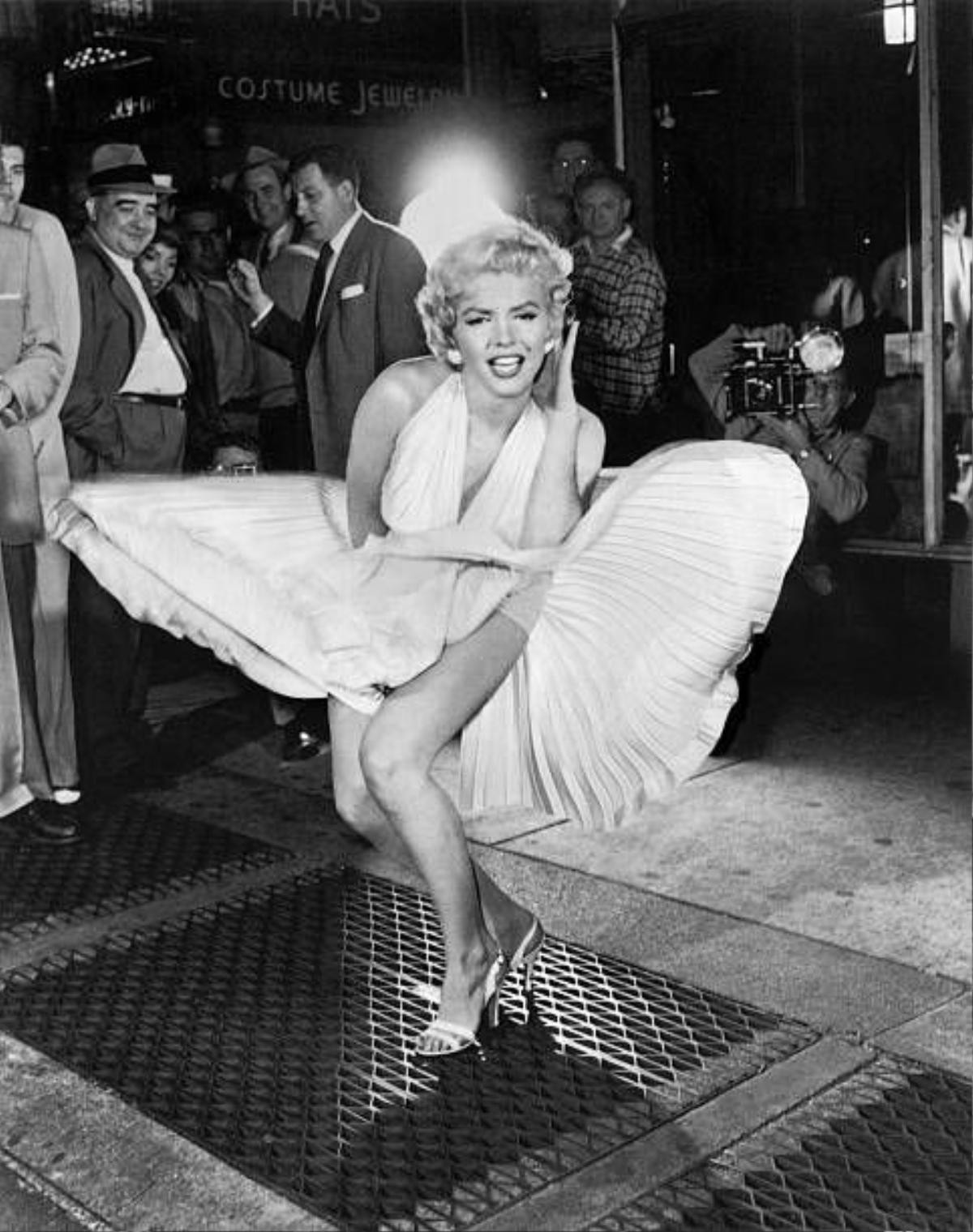 Thời trang điện ảnh: Câu chuyện về 'chiếc váy ngớ ngẩn' mang tính biểu tượng của Marilyn Monroe Ảnh 2