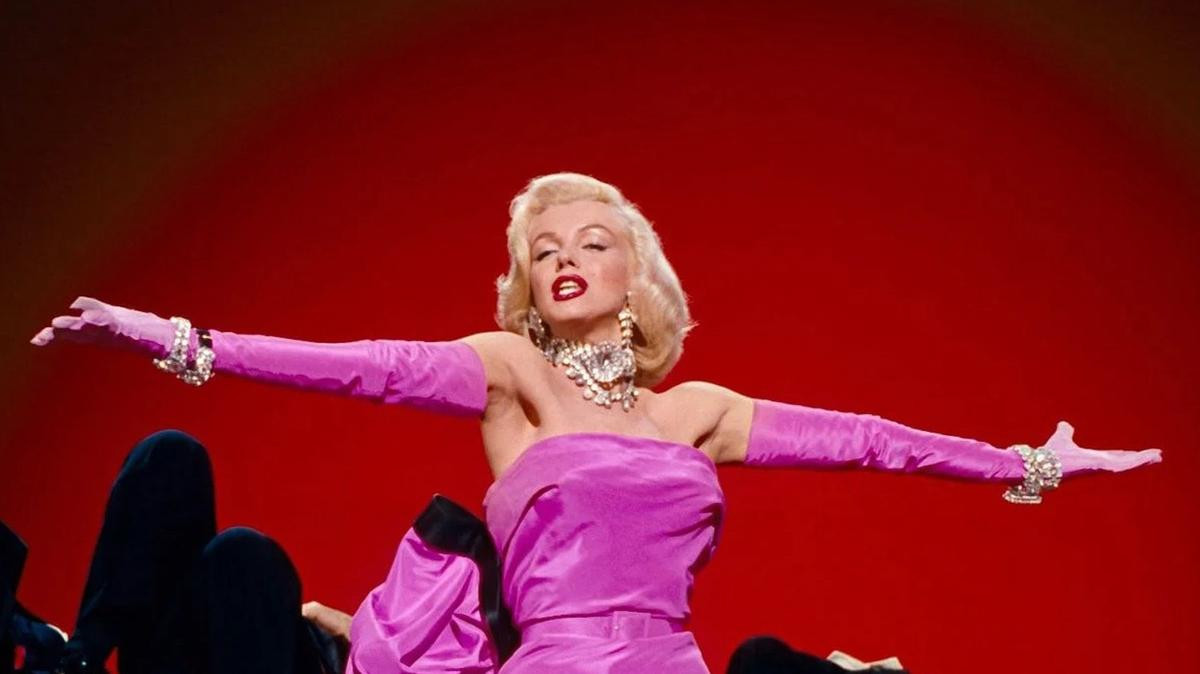 Thời trang điện ảnh: Chiếc váy hồng plan B làm nên lịch sử của 'tóc vàng hoe' Marilyn Monroe Ảnh 1