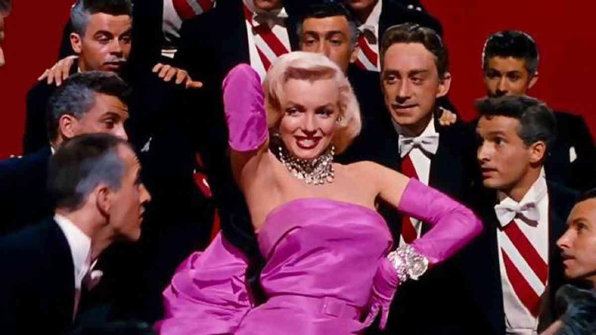 Thời trang điện ảnh: Chiếc váy hồng plan B làm nên lịch sử của 'tóc vàng hoe' Marilyn Monroe Ảnh 7