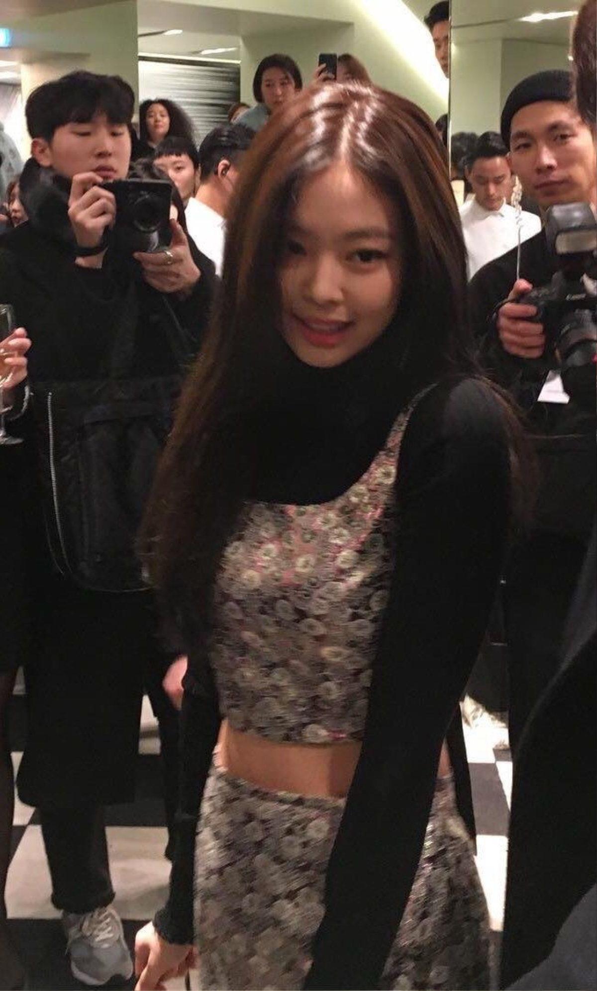 Jennie (Blackpink) qua ảnh cam thường: Lộ rõ đôi mắt to tròn, diện mạo 'đỉnh của chóp' Ảnh 2