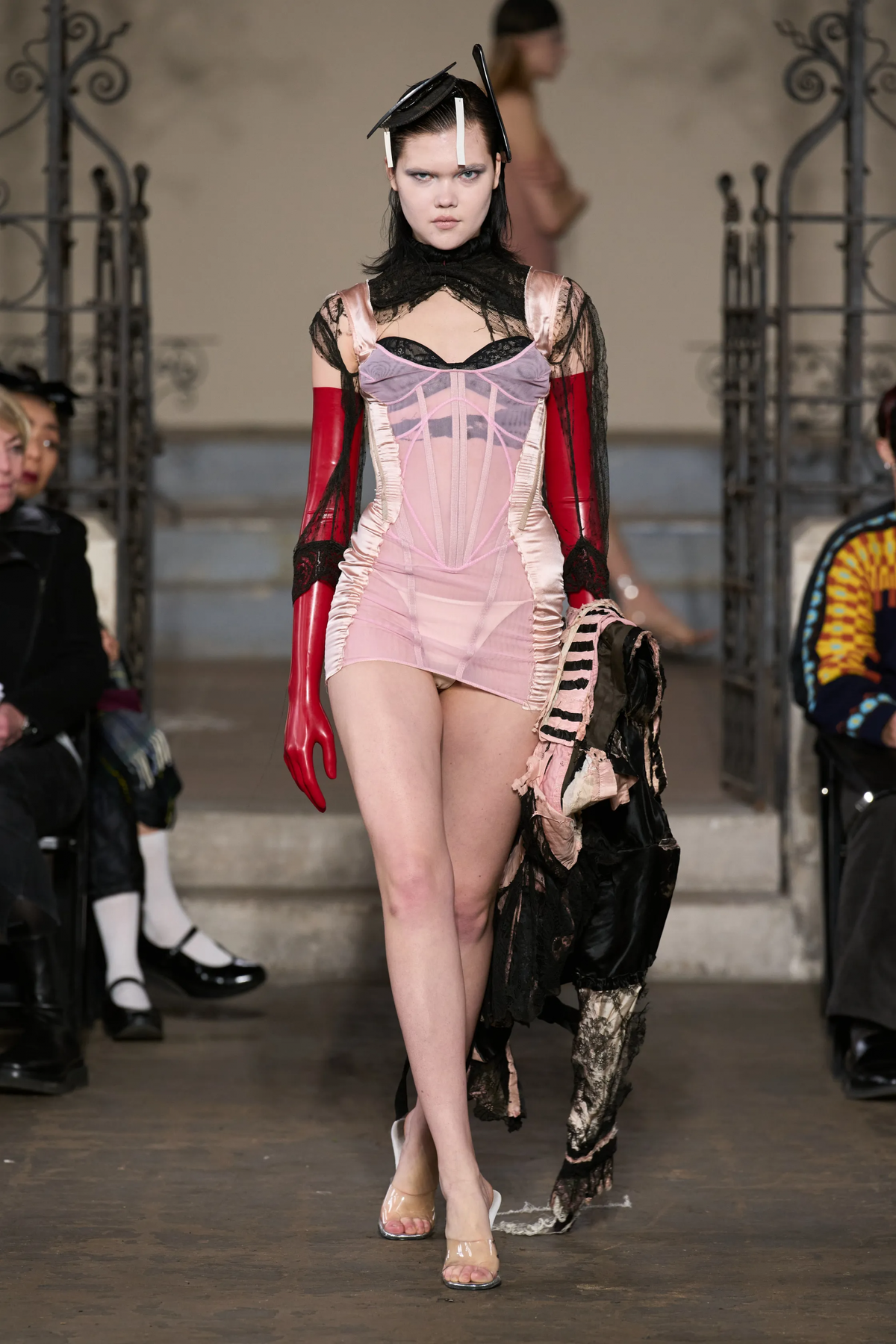 Màn 'tụt váy' gây tranh cãi tại London Fashion Week Ảnh 6