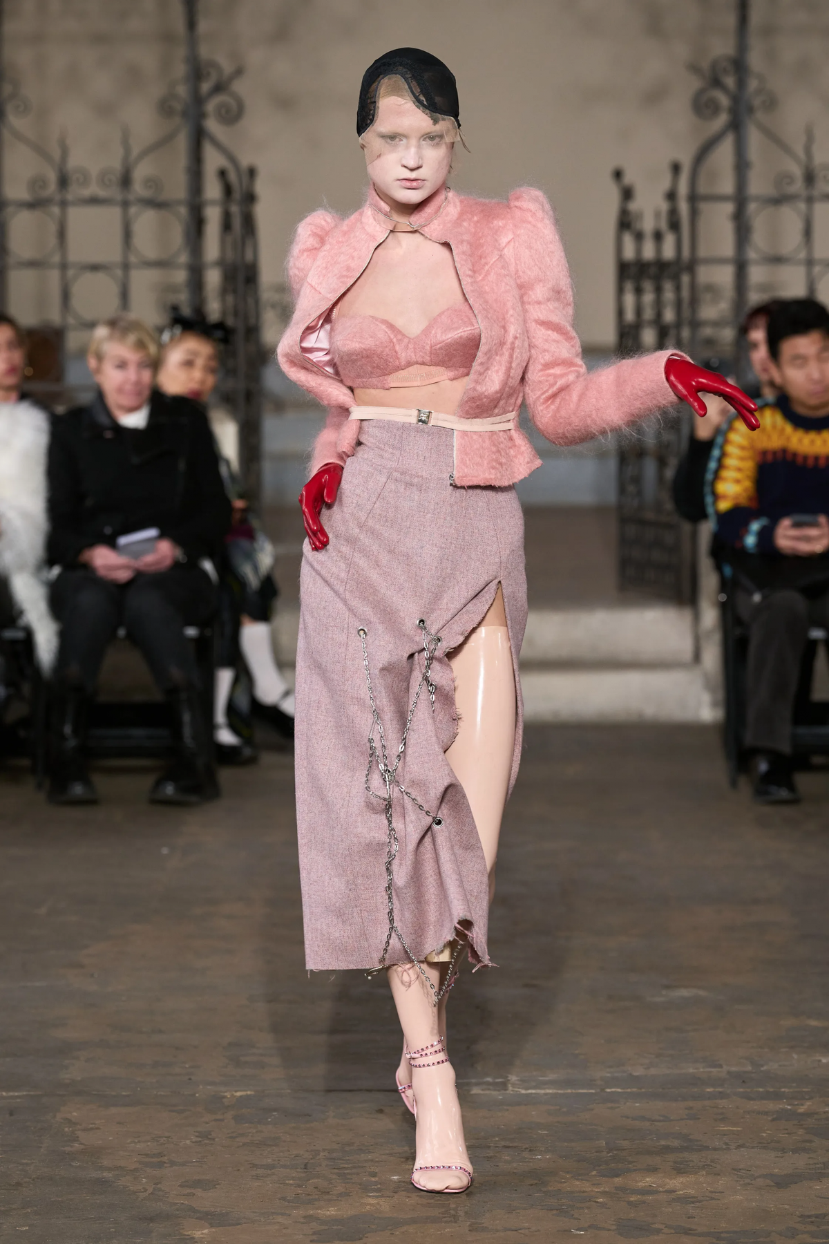 Màn 'tụt váy' gây tranh cãi tại London Fashion Week Ảnh 4