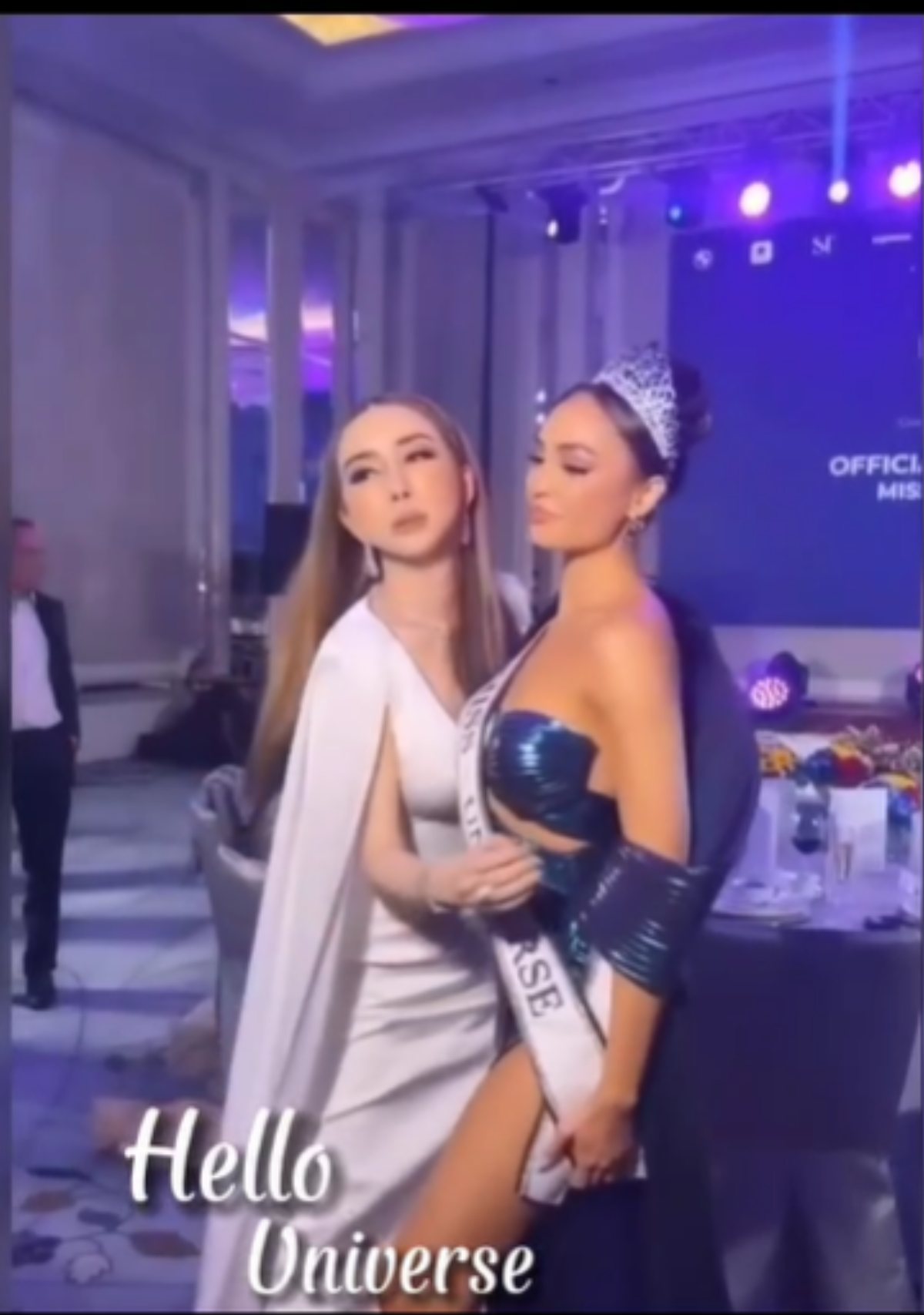 Bà chủ Miss Universe chu môi, hôn gió bên cạnh đương kim Hoa hậu khiến netizen thở dài Ảnh 1