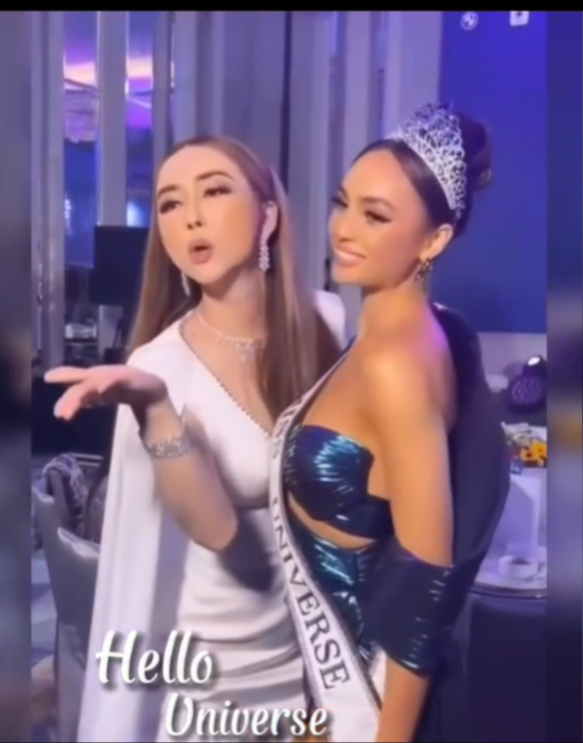 Bà chủ Miss Universe chu môi, hôn gió bên cạnh đương kim Hoa hậu khiến netizen thở dài Ảnh 3