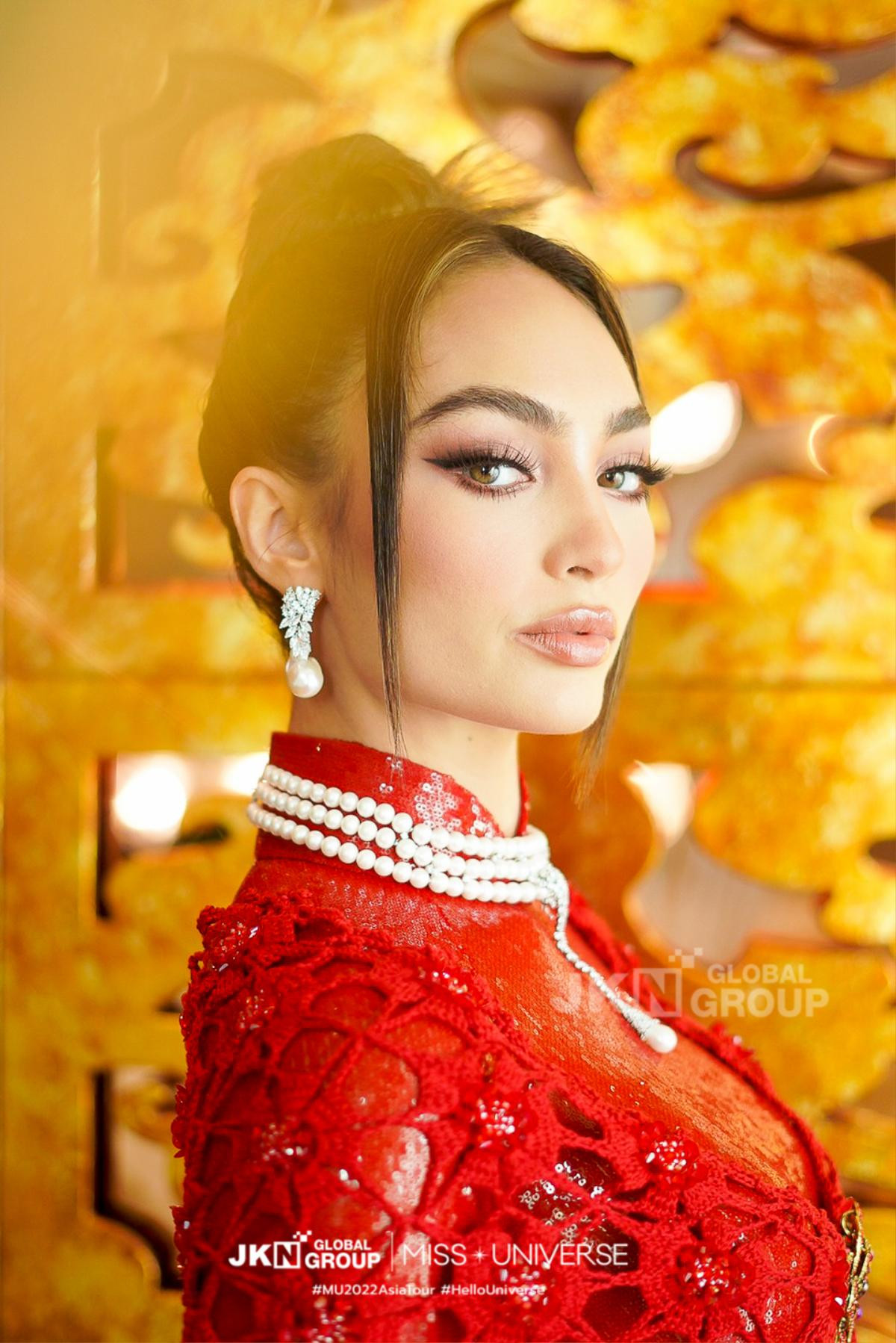 'Học đòi' pose dáng Lotus Walk, thần thái đương kim Miss Universe có hơn Ngọc Châu? Ảnh 5