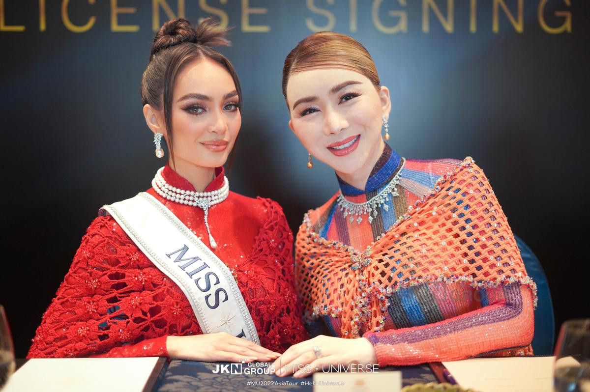 'Học đòi' pose dáng Lotus Walk, thần thái đương kim Miss Universe có hơn Ngọc Châu? Ảnh 2