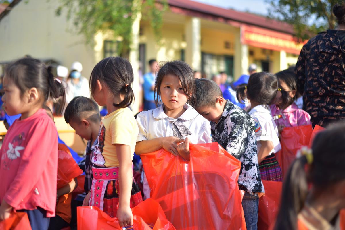 Đem yêu thương về với học sinh vùng cao Mường Đun: Những phần quà nhỏ mang lại niềm vui lớn lao Ảnh 4