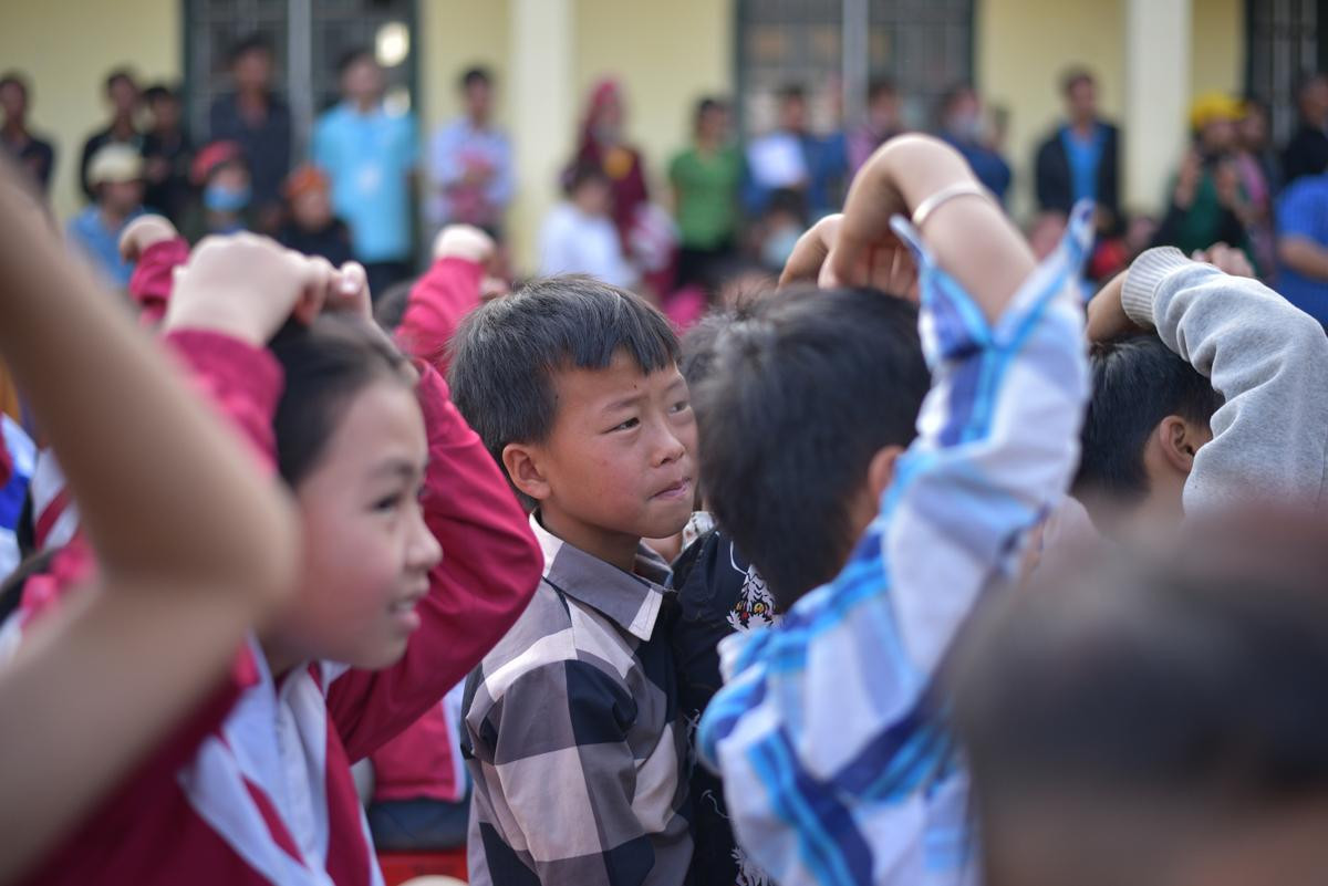 Đem yêu thương về với học sinh vùng cao Mường Đun: Những phần quà nhỏ mang lại niềm vui lớn lao Ảnh 6