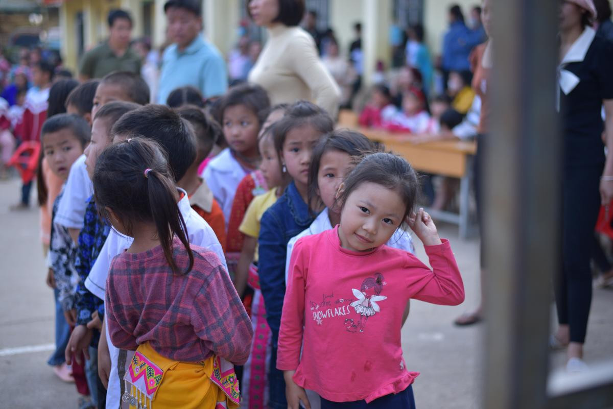 Đem yêu thương về với học sinh vùng cao Mường Đun: Những phần quà nhỏ mang lại niềm vui lớn lao Ảnh 2