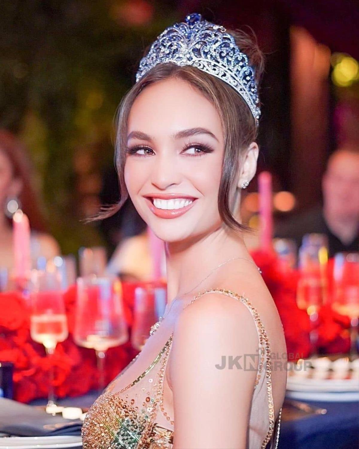 Diện đồ của NTK Việt, mỹ nhân Miss Universe 'chiếm trọn spotlight': Thần thái, khí chất ngút ngàn Ảnh 3