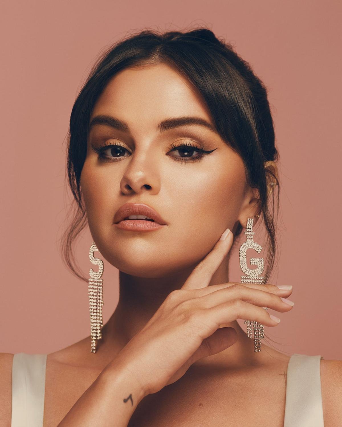 Bí quyết dưỡng da 'lạ lùng' của Selena Gomez: Tẩy trang 3 bước bằng serum có giá hơn 10 triệu Ảnh 1