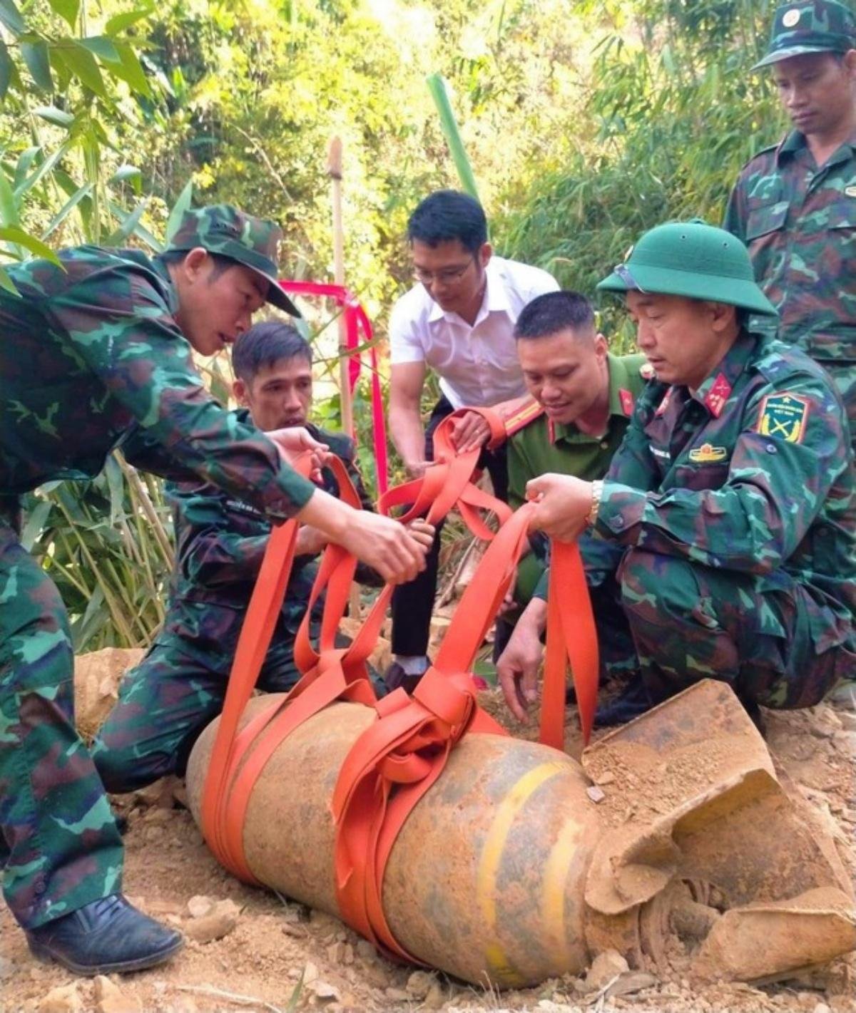 Múc đất trong vườn, người dân tá hỏa phát hiện cảnh tượng 'kinh hãi' liền báo công an Ảnh 1