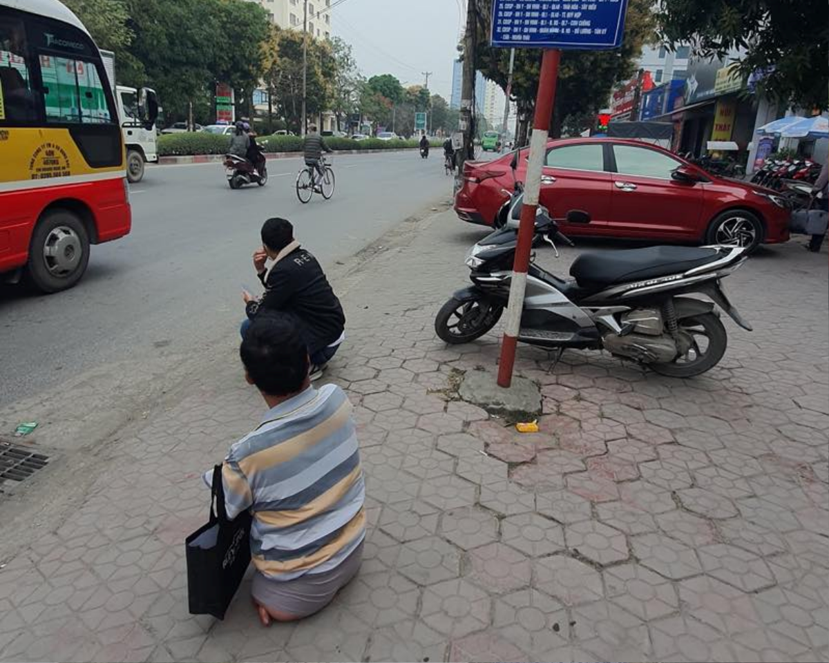 Người đàn ông khuyết tật tứ chi chờ xe buýt nhưng bị từ chối, lý do khiến ai nấy đều phẫn nộ Ảnh 3