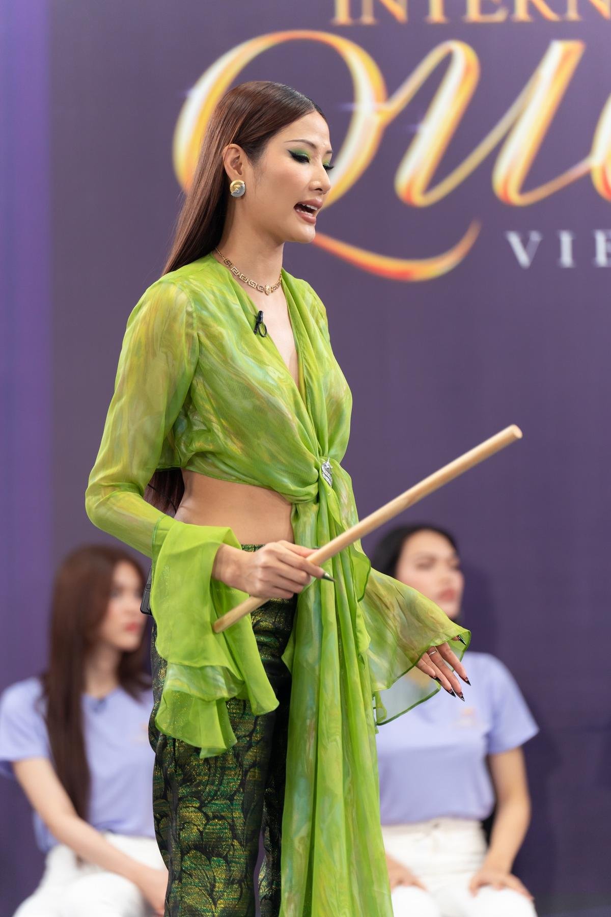 Cô giáo Hoàng Thùy bắt bẻ thí sinh catwalk: 'Em sáng tạo hơi kì, đội khăn trên đầu là không được nha' Ảnh 4