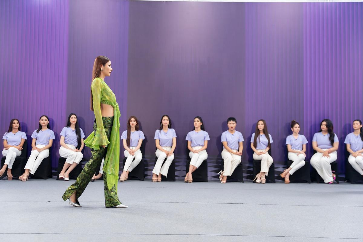 Cô giáo Hoàng Thùy bắt bẻ thí sinh catwalk: 'Em sáng tạo hơi kì, đội khăn trên đầu là không được nha' Ảnh 2