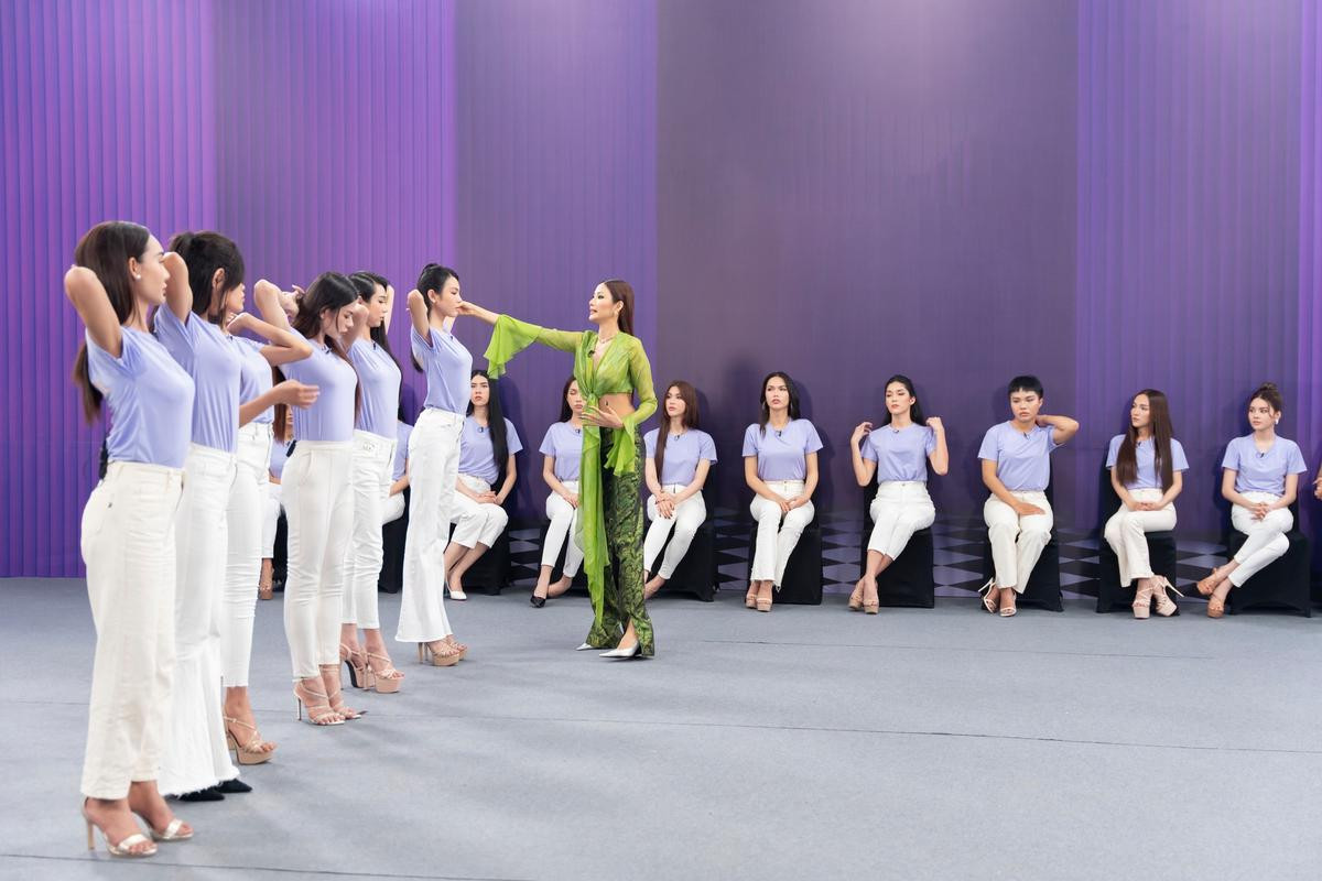 Cô giáo Hoàng Thùy bắt bẻ thí sinh catwalk: 'Em sáng tạo hơi kì, đội khăn trên đầu là không được nha' Ảnh 1