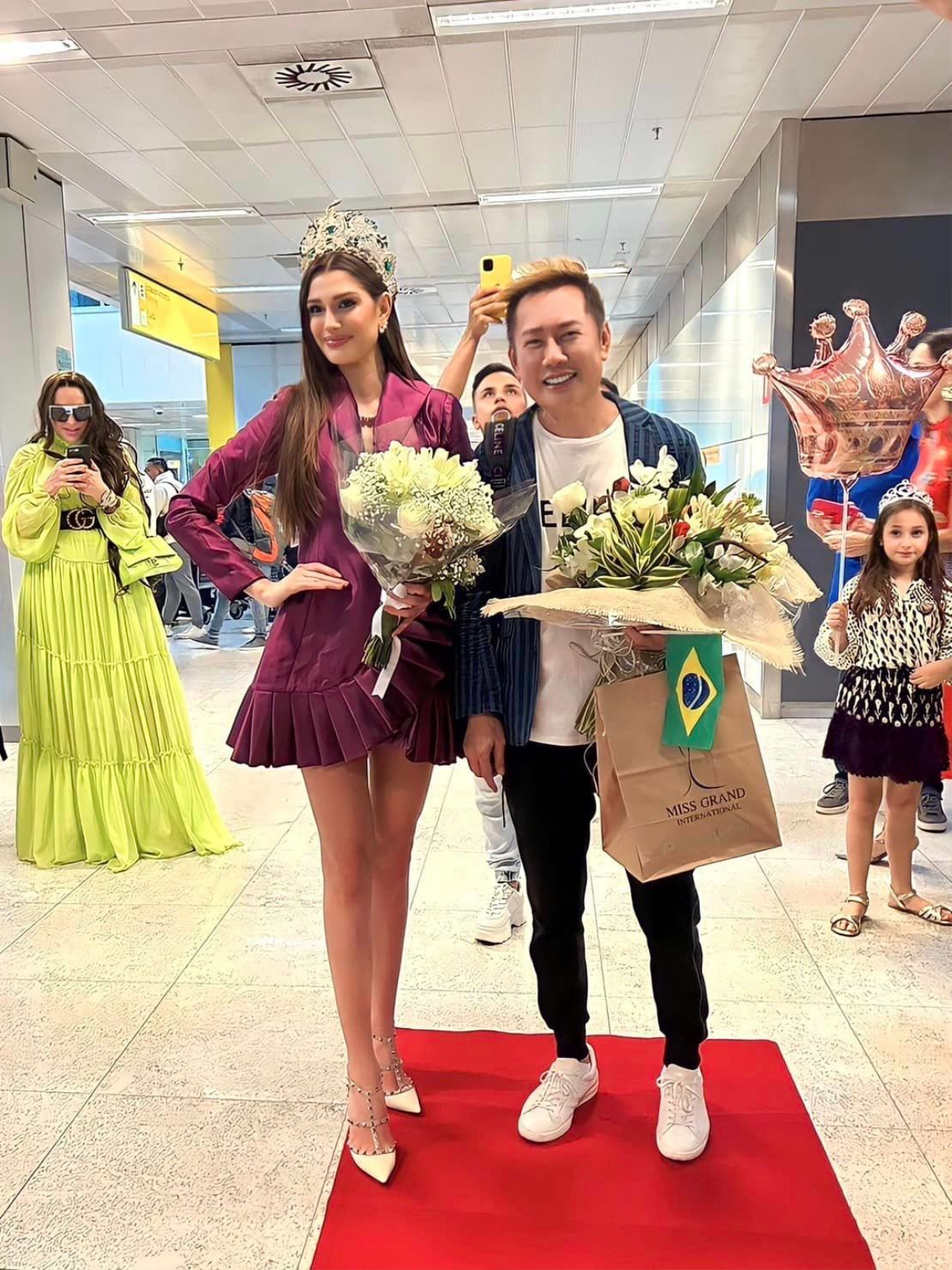 Đương kim Miss Grand về nước với ông Nawat: Hàng trăm fan chờ đợi, không thua kém Thuỳ Tiên Ảnh 1