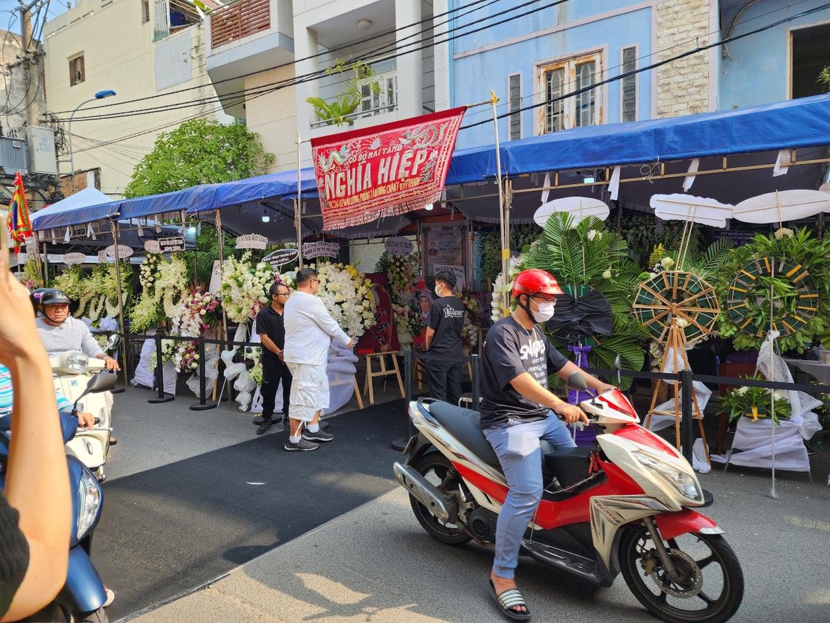 Ngày đầu đám tang NSƯT Vũ Linh: Đồng nghiệp xót xa tiễn đưa, vĩnh biệt nghệ sĩ tài năng Ảnh 4