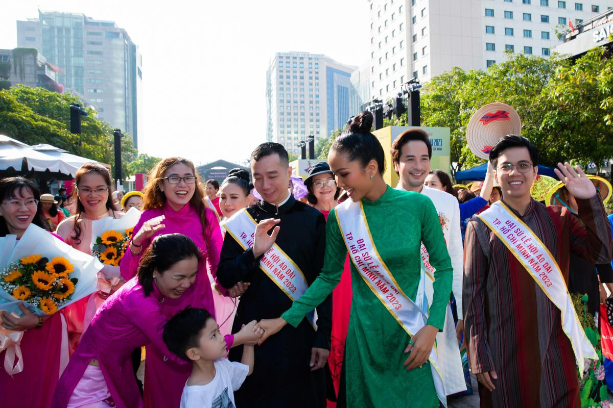 Hoa hậu H'Hen Niê trở thành Đại sứ Lễ Hội Áo Dài, lan toả tình yêu dành cho áo dài truyền thống Ảnh 2