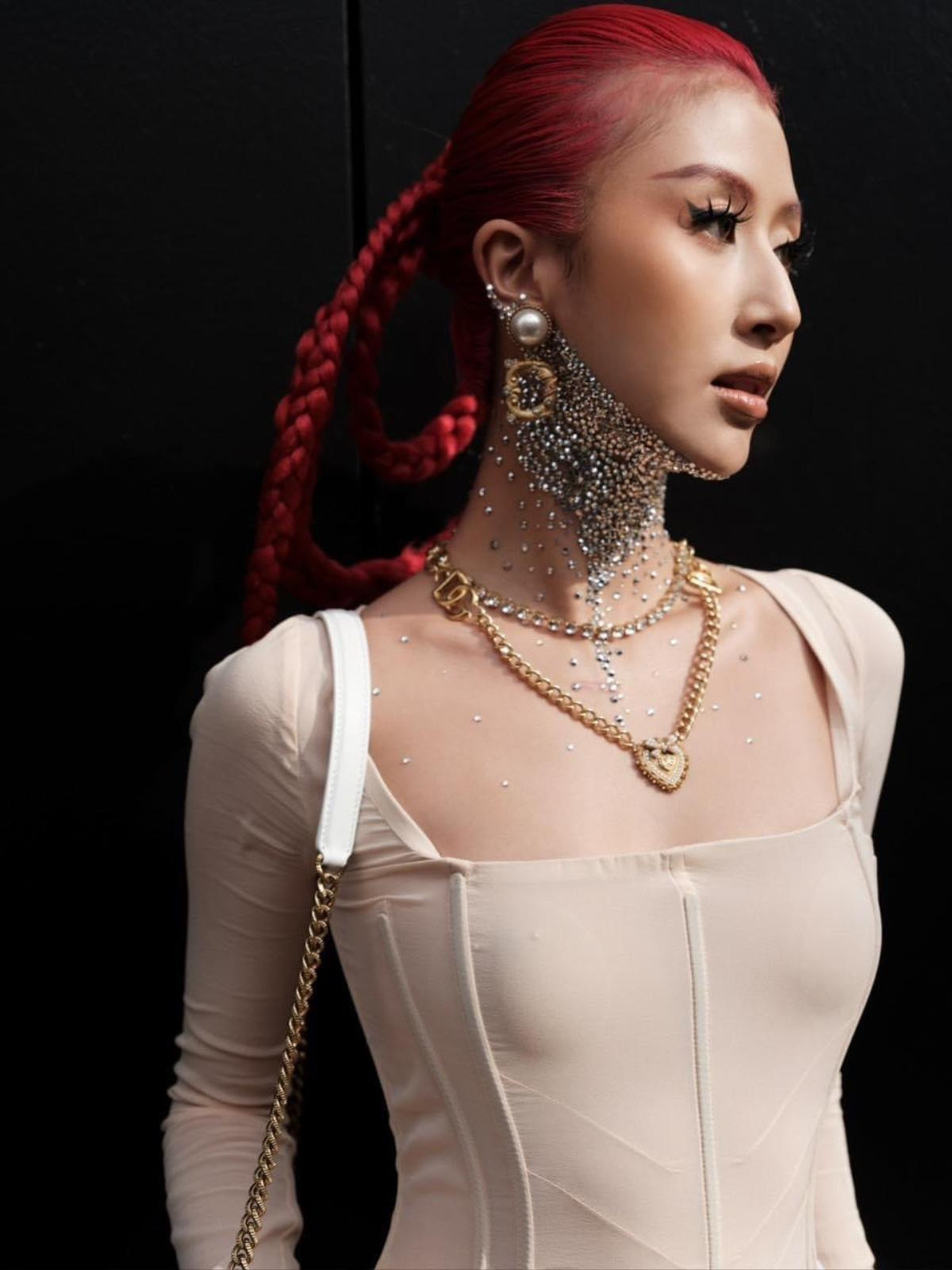 Chịu chơi như Quỳnh Anh Shyn, mỗi show diễn mỗi kiểu tóc khác nhau tại Fashion Week 2023. Ảnh 6