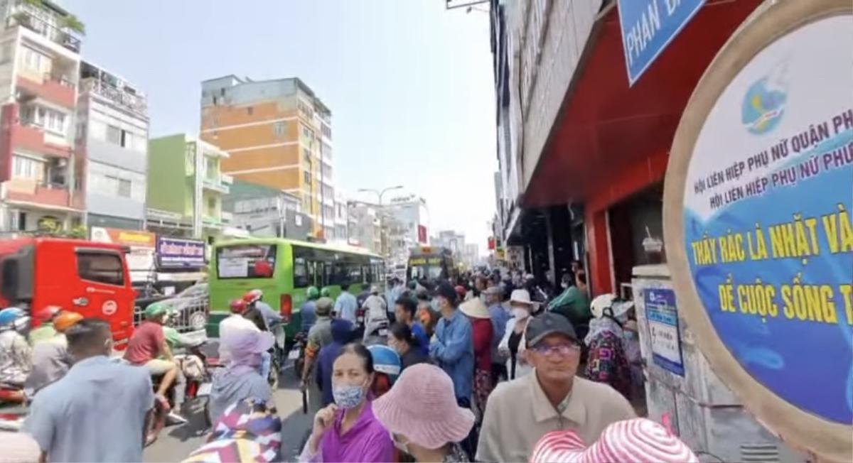 Hàng trăm khán giả bất chấp nguy hiểm trèo lan can, tràn vỉa hè để nhìn linh cữu NSƯT Vũ Linh lần cuối Ảnh 1