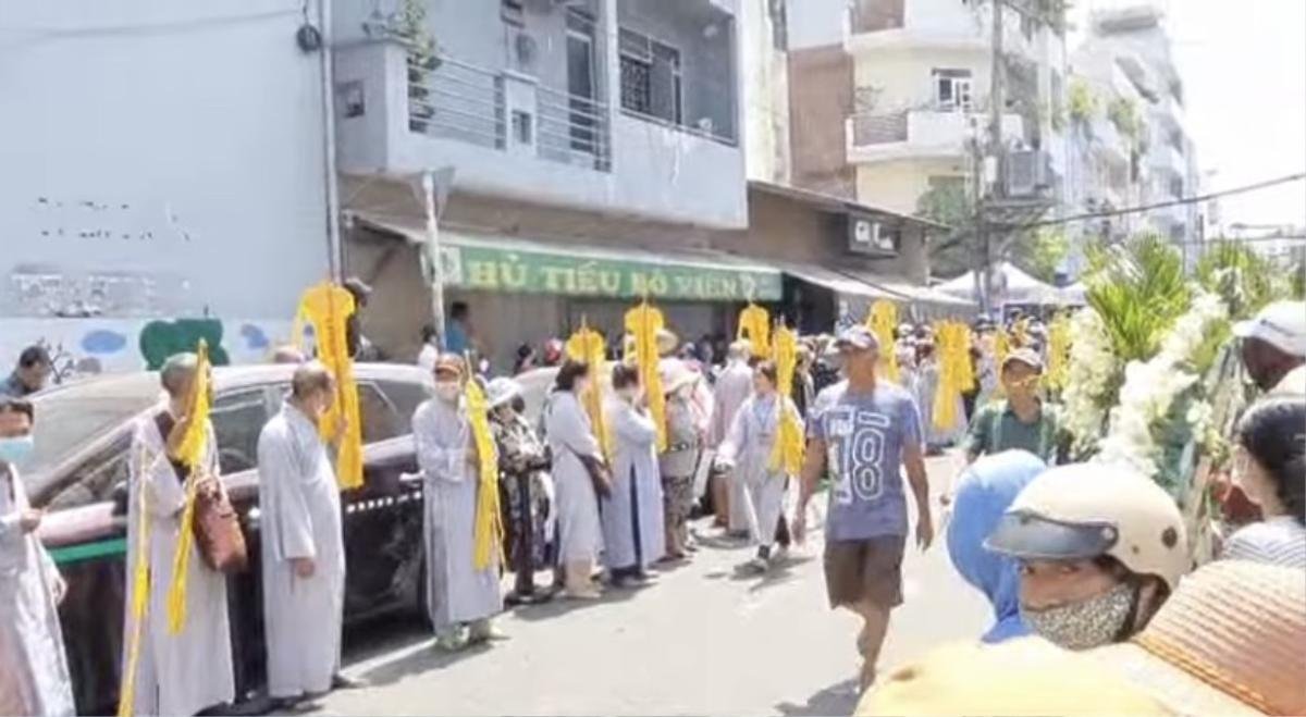 Hàng trăm khán giả bất chấp nguy hiểm trèo lan can, tràn vỉa hè để nhìn linh cữu NSƯT Vũ Linh lần cuối Ảnh 3