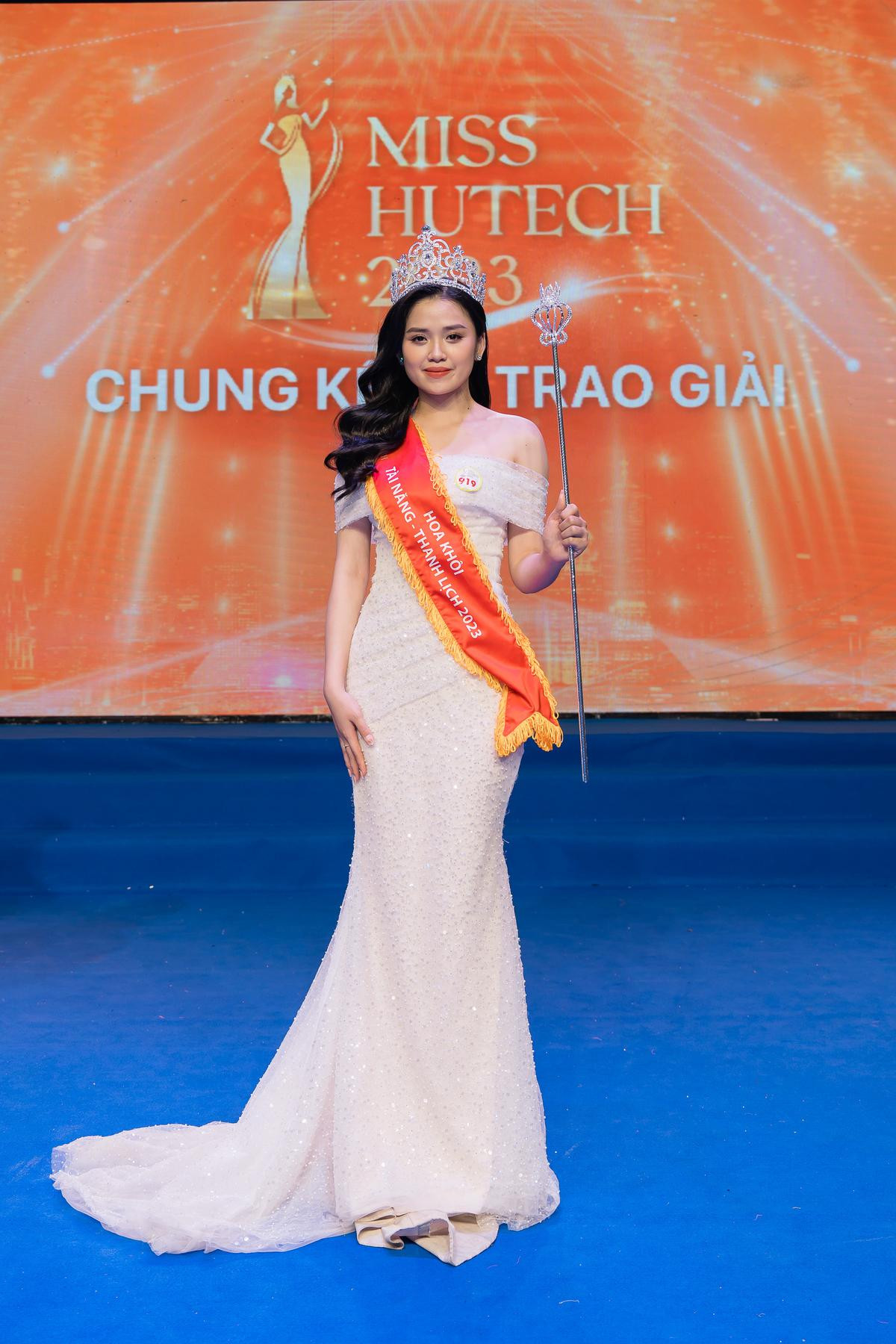 Người đẹp Nguyễn Thị Tuyết Nhung xuất sắc đăng quang Miss HUTECH 2023 Ảnh 1