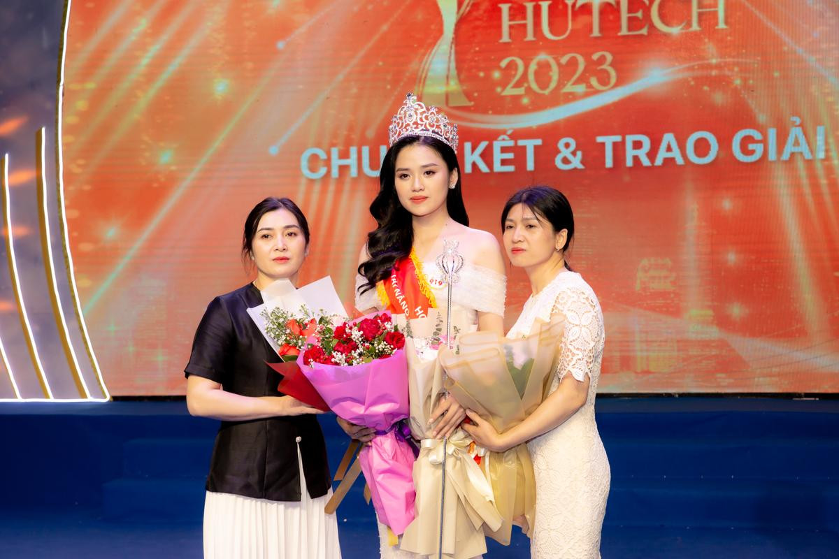 Người đẹp Nguyễn Thị Tuyết Nhung xuất sắc đăng quang Miss HUTECH 2023 Ảnh 5