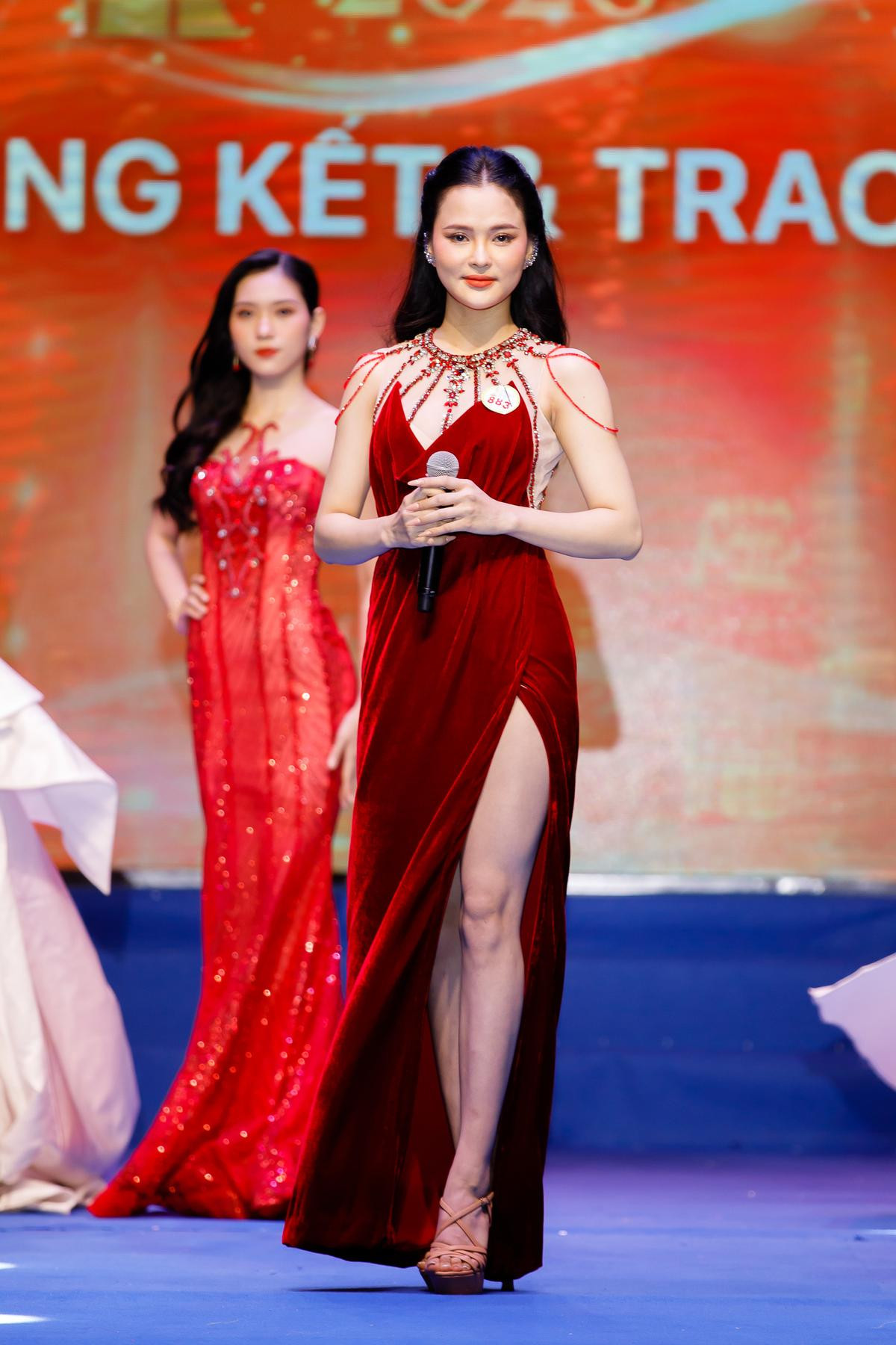 Người đẹp Nguyễn Thị Tuyết Nhung xuất sắc đăng quang Miss HUTECH 2023 Ảnh 15