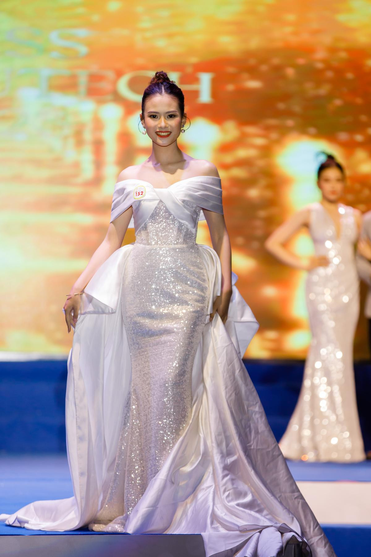 Người đẹp Nguyễn Thị Tuyết Nhung xuất sắc đăng quang Miss HUTECH 2023 Ảnh 8