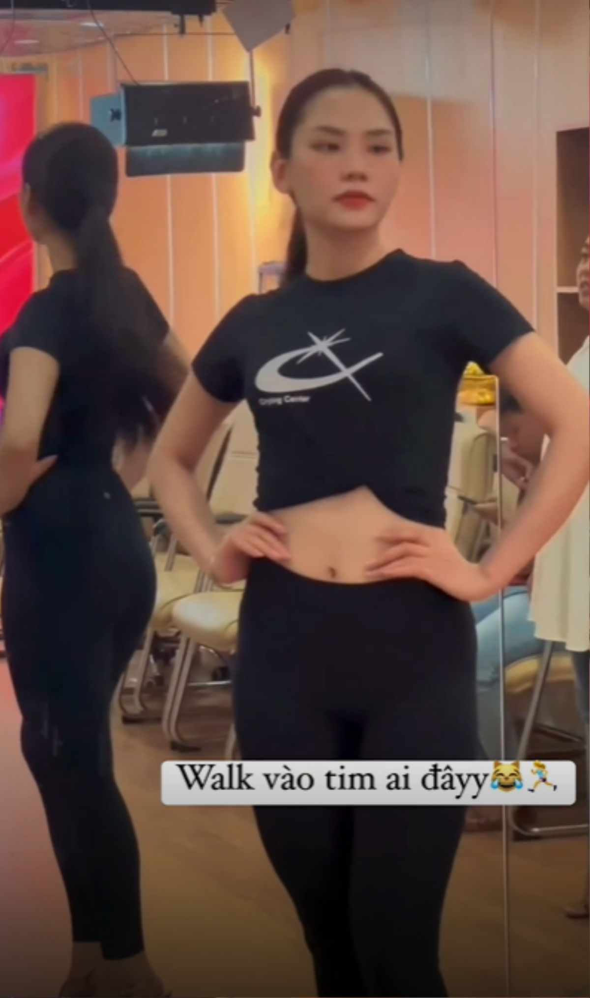 Bận rộn training thi Miss World, Hoa hậu Mai Phương không quên 'thả thính': Walk vào tim ai đây? Ảnh 1